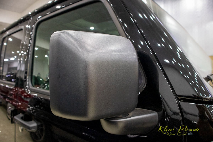 Thiết kế chủ yếu Off-Road nên Jeep Gladiator Rubicon 2020 sở hữu bộ mâm hợp kim 5 chấu với kích thước 17 inch và bộ lốp địa hình Falken, đặc biệt là hệ thống treo Fox danh tiếng. Nhờ đó, Gladiator có tải trọng đạt 725kg ở thùng sau và xe có thể kéo vật thể phía sau đến 3,47 tấn. Gương xe trên Jeep Gladiator Rubicon 2020 có thiết kế đơn giản, tay nắm cửa có cảm biến mở cửa thông minh.