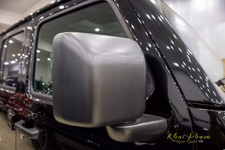 Thiết kế chủ yếu Off-Road nên Jeep Gladiator Rubicon 2020 sở hữu bộ mâm hợp kim 5 chấu với kích thước 17 inch và bộ lốp địa hình Falken, đặc biệt là hệ thống treo Fox danh tiếng. Nhờ đó, Gladiator có tải trọng đạt 725kg ở thùng sau và xe có thể kéo vật thể phía sau đến 3,47 tấn. Gương xe trên Jeep Gladiator Rubicon 2020 có thiết kế đơn giản, tay nắm cửa có cảm biến mở cửa thông minh.