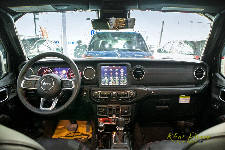 Bước vào khoang cabin, Jeep Gladiator Rubicon có cách bố trí đơn giản, gọn gàng với cách thiết kế vuông vức khá giống với những gì mà xe đã thể hiện ở ngoại hình. Xe sở hữu vô-lăng bọc da kèm chất liệu nhôm tạo điểm nhấn, không chỉ vậy tay lái xe còn được tích hợp đầy đủ phím bấm chức năng. Ngay sau vô-lăng, Jeep Gladiator Rubicon sử dụng màn hình truyền thống và đồng hồ dạng ống hiển thị tốc độ và vòng tua.