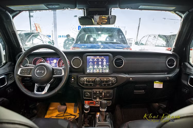 Bước vào khoang cabin, Jeep Gladiator Rubicon có cách bố trí đơn giản, gọn gàng với cách thiết kế vuông vức khá giống với những gì mà xe đã thể hiện ở ngoại hình. Xe sở hữu vô-lăng bọc da kèm chất liệu nhôm tạo điểm nhấn, không chỉ vậy tay lái xe còn được tích hợp đầy đủ phím bấm chức năng. Ngay sau vô-lăng, Jeep Gladiator Rubicon sử dụng màn hình truyền thống và đồng hồ dạng ống hiển thị tốc độ và vòng tua.