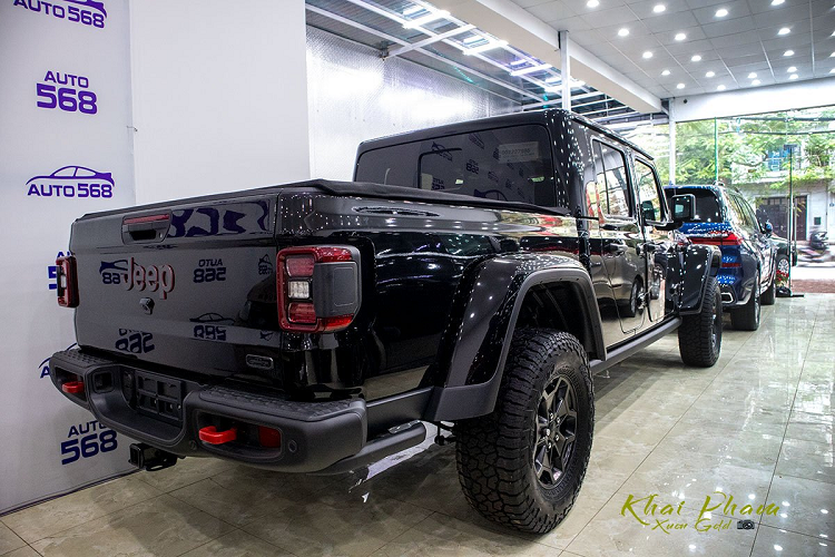 Jeep Gladiator Rubicon đời mới có phần thùng xe kéo dài nhưng tương đối thấp, bù lại xe có khoảng sáng gầm lớn đến 282 mm nên chiếc bán tải này vẫn có chiều cao tổng thể đáng nói. Hãng xe đến từ Mỹ trang bị cho Jeep Gladiator Rubicon hoàn toàn mới cụm đèn hậu sử dụng công nghệ LED với tạo hình chữ nhật đặt dọc.