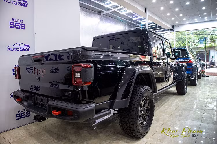 Jeep Gladiator Rubicon đời mới có phần thùng xe kéo dài nhưng tương đối thấp, bù lại xe có khoảng sáng gầm lớn đến 282 mm nên chiếc bán tải này vẫn có chiều cao tổng thể đáng nói. Hãng xe đến từ Mỹ trang bị cho Jeep Gladiator Rubicon hoàn toàn mới cụm đèn hậu sử dụng công nghệ LED với tạo hình chữ nhật đặt dọc.