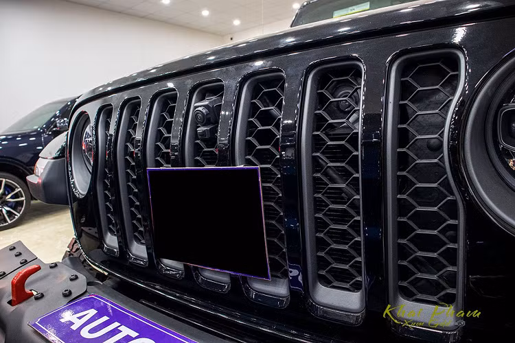 Mặc dù đã tạm dừng sản xuất 30 năm, nhưng Jeep Gladiator Rubicon đời mới vẫn mang nhiều nét đặc trưng thương hiệu giúp người dùng dễ dàng nhận ra. Theo đó, mẫu bán tải hiếm gặp ở Việt Nam này sở hữu lưới tản nhiệt nan dọc cứng cáp, dù không gắn logo phía trước nhưng người dùng vẫn có thể nhận ra. Cản trước trên xe đậm chất "cộm cán" giúp bảo vệ tối đa phần đầu, cùng với đó là đèn sương mù được tích hợp.