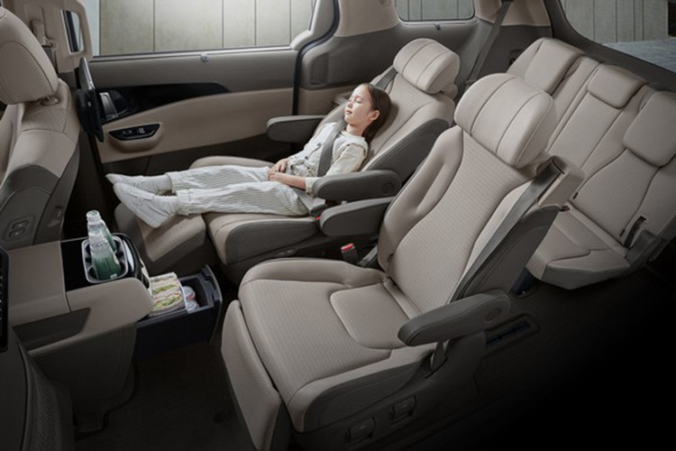 Các tính năng đáng chú ý khác gồm hệ thống đèn viền nội thất, cửa trượt thông minh chỉnh điện, cốp sau đóng mở điện thông minh, ghế Premium Relaxation Seat phía sau, cửa gió điều hòa cho hàng ghế sau, tính năng nhận diện giọng nói cho hàng ghế sau, chia sẻ vị trí xe...