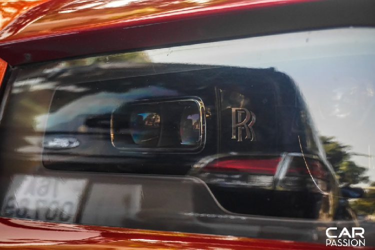 Phần đầu của Cullinan mang thiết kế có sự tương đồng với Phantom VIII, cả 2 cùng sở hữu lưới tản nhiệt mới với kích thước lớn hơn, bên cạnh đó chính là hệ thống chiếu sáng mới tích hợp nhiều công nghệ hiện đại. Khác biệt lớn nhất giữa Cullinan và Phantom VIII đến từ các hốc gió của Cullinan được mở to hơn nhằm lấy gió vào làm mát cho khối động cơ bên trong và tối ưu hóa hiệu năng vận hành cho một chiếc SUV có kích thước “khổng lồ“ như Rolls-Royce Cullinan.