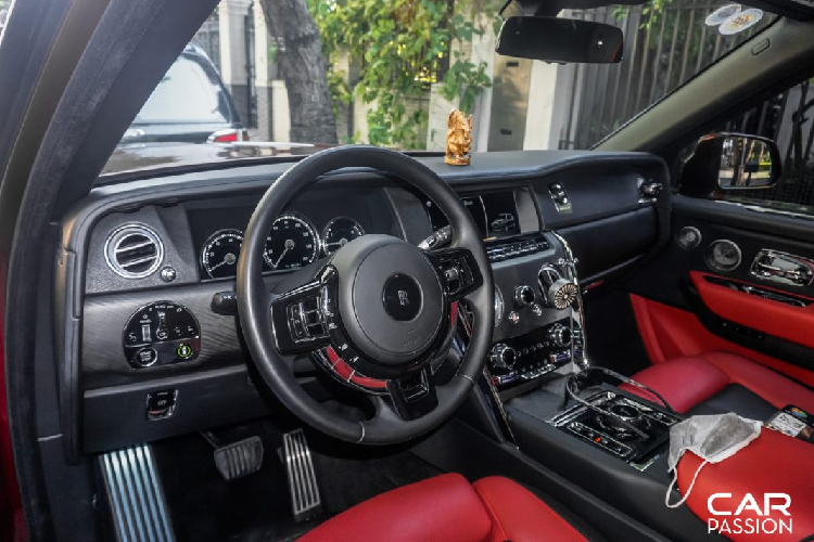 Sở dĩ hãng xe Anh Quốc chọn cái tên Cullinan cho chiếc SUV đầu tiên của họ vì Cullinan chính là tên của viên kim cương lớn nhất thế giới từng được phát hiện, Rolls-Royce muốn ám chỉ rằng “con cưng” của mình chính là báu vật vừa có kích thước to lớn vừa có giá trị cao bậc nhất thế giới.