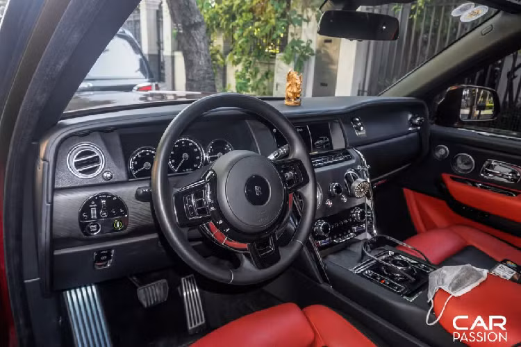 Sở dĩ hãng xe Anh Quốc chọn cái tên Cullinan cho chiếc SUV đầu tiên của họ vì Cullinan chính là tên của viên kim cương lớn nhất thế giới từng được phát hiện, Rolls-Royce muốn ám chỉ rằng “con cưng” của mình chính là báu vật vừa có kích thước to lớn vừa có giá trị cao bậc nhất thế giới.