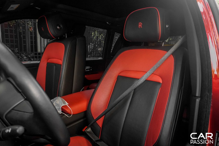 Về tổng thể, Rolls-Royce Cullinan sở hữu kích thước thuộc hàng “khủng” khi chiều dài x chiều rộng x chiều cao của mẫu xe này lên đến 5.341 x 2.164 x 1.835 mm và có chiều dài trục cơ sở là 3.295 mm, điều này có nghĩa rằng Cullinan dài hơn 200 mm so với đối thủ cạnh tranh trực tiếp – Bentley Bentayga, xe có khối lượng không tải là 2.660 kg.