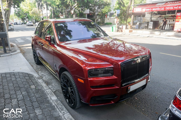 Chiếc Rolls-Royce Cullinan màu đỏ Magma này là chiếc thứ 4 được mang về nước và hiện đang đeo biển kiểm soát Hà Nội. Xe thuộc sở hữu của một doanh nhân trẻ tuổi tại thủ đô và được anh vận chuyển vào Sài Gòn để phục vụ mục đích cá nhân. Ngoài chiếc SUV siêu sang Cullinan, vị doanh nhân nói trên từng sở hữu chiếc coupe Rolls-Royce Wraith Black Badge hàng hiếm tại nước ta.