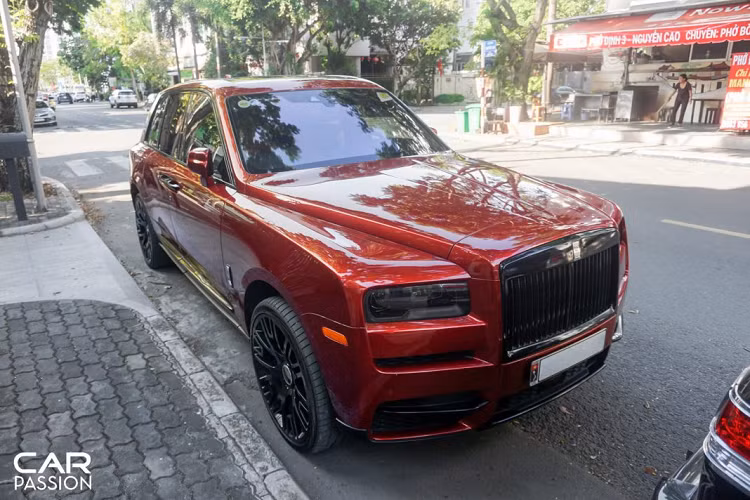 Chiếc Rolls-Royce Cullinan màu đỏ Magma này là chiếc thứ 4 được mang về nước và hiện đang đeo biển kiểm soát Hà Nội. Xe thuộc sở hữu của một doanh nhân trẻ tuổi tại thủ đô và được anh vận chuyển vào Sài Gòn để phục vụ mục đích cá nhân. Ngoài chiếc SUV siêu sang Cullinan, vị doanh nhân nói trên từng sở hữu chiếc coupe Rolls-Royce Wraith Black Badge hàng hiếm tại nước ta.