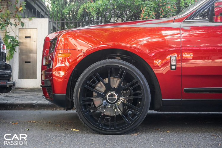 So với thời điểm mới cập bến Việt Nam, toàn bộ ngoại thất của xe được thay đổi khá nhiều theo phong cách trầm tính hơn. Những chi tiết kim loại mạ chrome sáng bóng như lưới tản nhiệt, thanh kim loại trên hốc gió, nẹp viền cửa sổ, nẹp thân xe, tay nắm cửa, ốp cản sau và chụp ống xả được đổi sang tông màu tối bằng việc sơn đen và dán decal đen bóng. Bên cạnh đó, cụm đèn chiếu sáng phía trước và đèn hậu phía sau được dán phủ tạo hiệu ứng khói mờ.