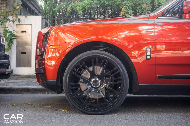 So với thời điểm mới cập bến Việt Nam, toàn bộ ngoại thất của xe được thay đổi khá nhiều theo phong cách trầm tính hơn. Những chi tiết kim loại mạ chrome sáng bóng như lưới tản nhiệt, thanh kim loại trên hốc gió, nẹp viền cửa sổ, nẹp thân xe, tay nắm cửa, ốp cản sau và chụp ống xả được đổi sang tông màu tối bằng việc sơn đen và dán decal đen bóng. Bên cạnh đó, cụm đèn chiếu sáng phía trước và đèn hậu phía sau được dán phủ tạo hiệu ứng khói mờ.