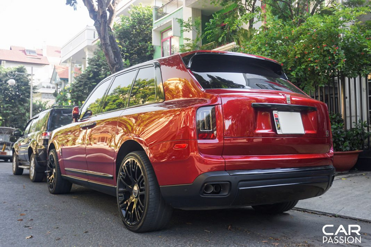 Hiện chưa rõ giá xe Rolls-Royce Cullinan trong bài viết, được biết, một chiếc Cullinan nhập khẩu tư nhân sẽ có giá bán hơn 30 tỉ Đồng sau khi đóng đầy đủ thuế và ra biển trắng. Trong khi đó, một chiếc Cullinan nhập khẩu chính hãng sẽ có giá bán tiêu chuẩn là 32,382 tỉ Đồng chưa bao gồm chi phí để lăn bánh và tùy chọn theo xe.