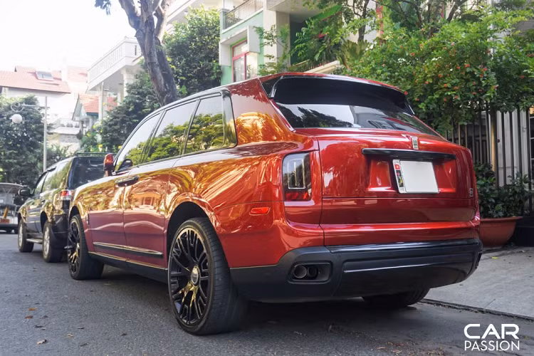 Hiện chưa rõ giá xe Rolls-Royce Cullinan trong bài viết, được biết, một chiếc Cullinan nhập khẩu tư nhân sẽ có giá bán hơn 30 tỉ Đồng sau khi đóng đầy đủ thuế và ra biển trắng. Trong khi đó, một chiếc Cullinan nhập khẩu chính hãng sẽ có giá bán tiêu chuẩn là 32,382 tỉ Đồng chưa bao gồm chi phí để lăn bánh và tùy chọn theo xe.