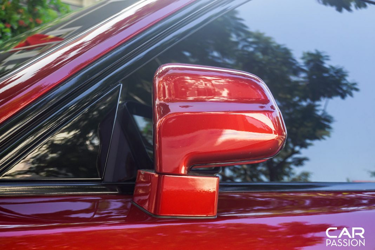 Ở vị trí trung tâm của bộ mâm là logo Mansory, tương tự như logo hai chữ “R” lồng vào nhau trên các mẫu xe siêu sang Rolls-Royce, khi xe di chuyển, phần logo trung tâm sẽ đứng yên tại chỗ thay vì xoay tròn như phần lớn những bộ mâm khác. Đằng sau bộ mâm là đĩa phanh có đường kính lớn cùng cùm phanh Rolls-royce sơn đen.