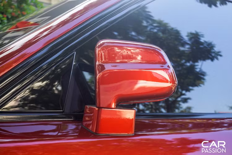 Ở vị trí trung tâm của bộ mâm là logo Mansory, tương tự như logo hai chữ “R” lồng vào nhau trên các mẫu xe siêu sang Rolls-Royce, khi xe di chuyển, phần logo trung tâm sẽ đứng yên tại chỗ thay vì xoay tròn như phần lớn những bộ mâm khác. Đằng sau bộ mâm là đĩa phanh có đường kính lớn cùng cùm phanh Rolls-royce sơn đen.