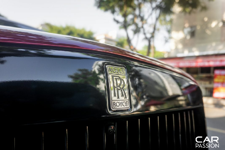 Chưa dừng lại ở đó, bộ mâm nguyên bản 22 inch trên xe đã được chủ nhân thay thế bằng bộ mâm đa chấu với thiết kế đẹp mắt của thương hiệu Mansory. Bộ mâm mới có kích thước “khủng” lên đến 24 inch, bề mặt được phay kim cương đầy ấn tượng, tuy vậy bộ mâm mới đã được dán đổi sang màu đen toàn bộ, tạo phối màu đỏ-đen cá tính cho mẫu SUV siêu sang.