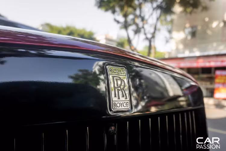 Chưa dừng lại ở đó, bộ mâm nguyên bản 22 inch trên xe đã được chủ nhân thay thế bằng bộ mâm đa chấu với thiết kế đẹp mắt của thương hiệu Mansory. Bộ mâm mới có kích thước “khủng” lên đến 24 inch, bề mặt được phay kim cương đầy ấn tượng, tuy vậy bộ mâm mới đã được dán đổi sang màu đen toàn bộ, tạo phối màu đỏ-đen cá tính cho mẫu SUV siêu sang.