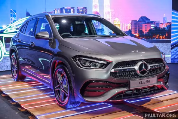Trong khi đó, GLA 250 sử dụng động cơM260 2.0L, sản sinh công suất tối đa 224 PS và mô-men xoắn cực đại 350 Nm, kết hợp với hộp số DCT 8 cấp mới. Mẫu xe này có thể hoàn thành cú tăng tốc nước rút 0-100 km/h trong vòng 6,9 giây, tốc độ tối đa giới hạn ở mức 240 km/h. Về thiết kế ngoại thất, Mercedes cho biết GLA thế hệ mới là một "mẫu xe định hình phong cách sống giống người anh em GLB".