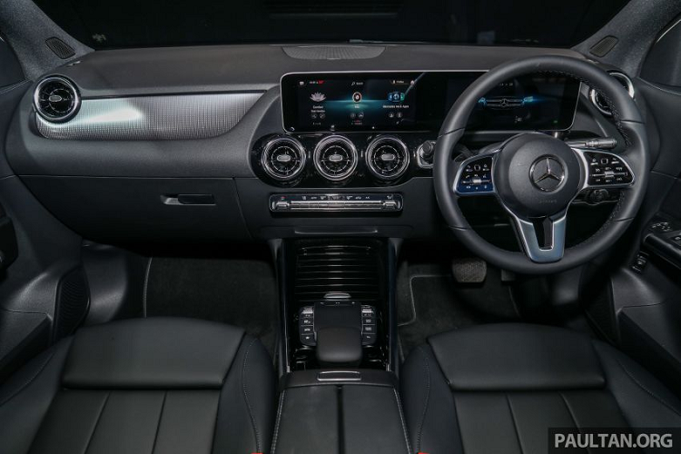 Trong khi đó, cách bố trí nội thất của GLA 2021 khá tương đồng với mẫu MPV B-Class. Xe được trang bị ghế trước chỉnh điện có nhớ vị trí, ghế ngồi sử dụng chất liệu giả da Artico (với phiên bản 200).