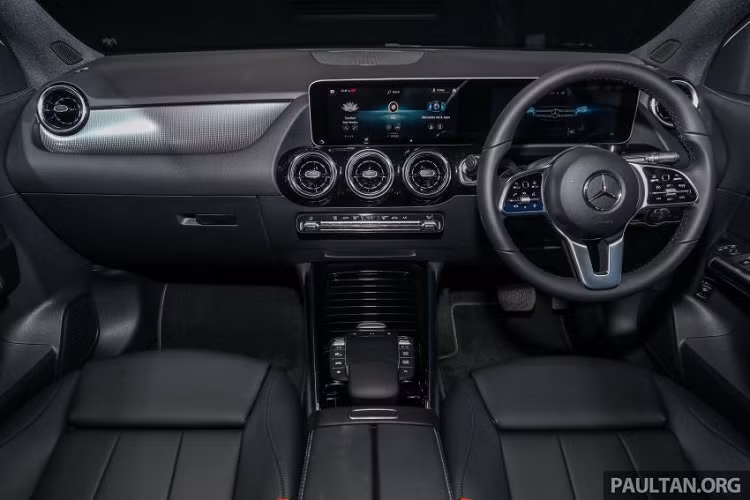 Trong khi đó, cách bố trí nội thất của GLA 2021 khá tương đồng với mẫu MPV B-Class. Xe được trang bị ghế trước chỉnh điện có nhớ vị trí, ghế ngồi sử dụng chất liệu giả da Artico (với phiên bản 200).