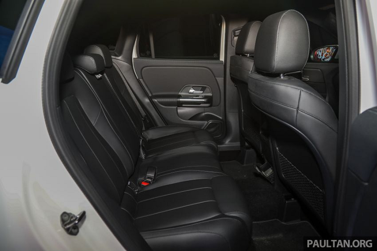 Vòng ra phía sau, Mercedes-Benz GLA 2021 sở hữu cụm đèn hậu LED hai mảnh cùng ống xả kép viền chrome. Theo hãng xe Đức, GLA 2021 sở hữu không gian nội thất rộng rãi hơn phiên bản tiền nhiệm. Xe được mở rộng không gian đầu và khoảng để chân hàng ghế phía trước. Khoảng để chân phía sau được gia tăng thêm tới 114 mm.