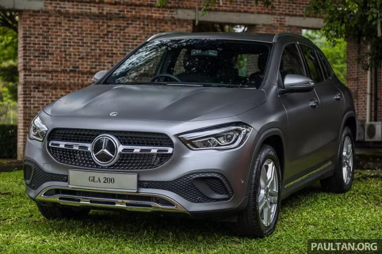 Về an toàn, GLA 2021 được trang bị tiêu chuẩn hệ thống phanh khẩn cấp tự động, cảnh báo mở cửa xe an toàn và Pre-Safe. Riêng phiên bản 250 được trang bị hệ thống cảnh báo điểm mù.