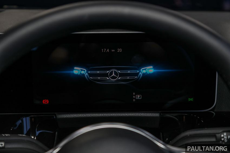 Tương tự các mẫu xe anh chị em nhỏ gọn khác, GLA 2021 cũng được trang bị hệ thống thông tin giải trí MBUX với 2 màn hình 10,25 inch cùng hệ thống điều khiển bằng giọng nói “Hey Mercedes” và các tính năng tiêu chuẩn khác như mở không cần chìa khóa, khởi động bằng nút bấm, điều hòa tự động 1 vùng, hỗ trợ đỗ xe, camera lùi, cốp sau chỉnh điện, cùng hệ thống đèn viền nội thất.