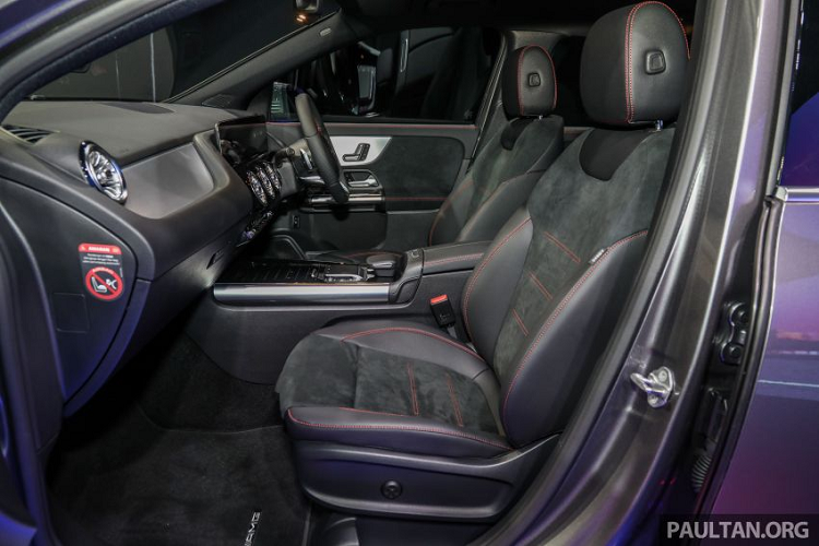 Gói AMG Line giúp biến thể GLA 250 trông hầm hố hơn với cánh gió trước nhô ra, những điểm nhấn trang trí màu đen bóng và lưới tản nhiệt hình thang với những điểm nhấn mạ chrome. Đối với mâm xe, GLA 200 được trang bị mâm xe hợp kim bạc 18 inch, trong khi GLA 250 sở hữu mâm xe hai tông màu 19 inch lớn hơn có thiết kế tương tự mẫu A 250.