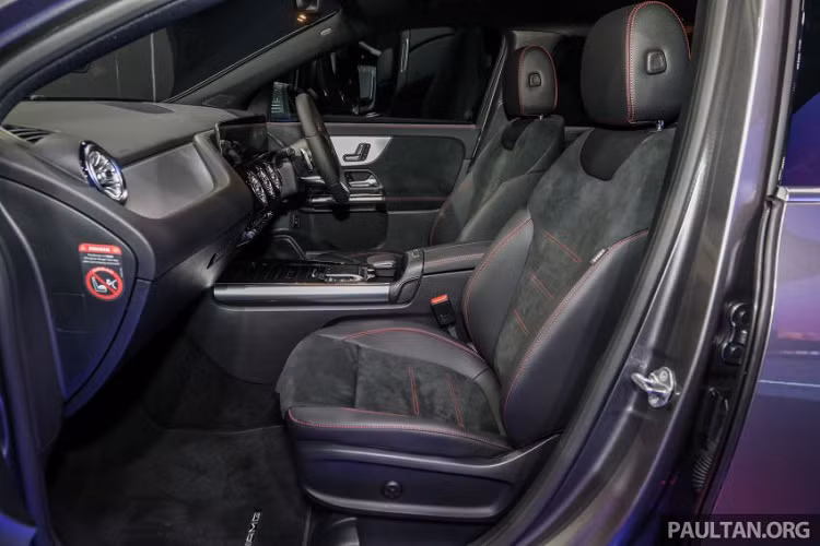 Gói AMG Line giúp biến thể GLA 250 trông hầm hố hơn với cánh gió trước nhô ra, những điểm nhấn trang trí màu đen bóng và lưới tản nhiệt hình thang với những điểm nhấn mạ chrome. Đối với mâm xe, GLA 200 được trang bị mâm xe hợp kim bạc 18 inch, trong khi GLA 250 sở hữu mâm xe hai tông màu 19 inch lớn hơn có thiết kế tương tự mẫu A 250.