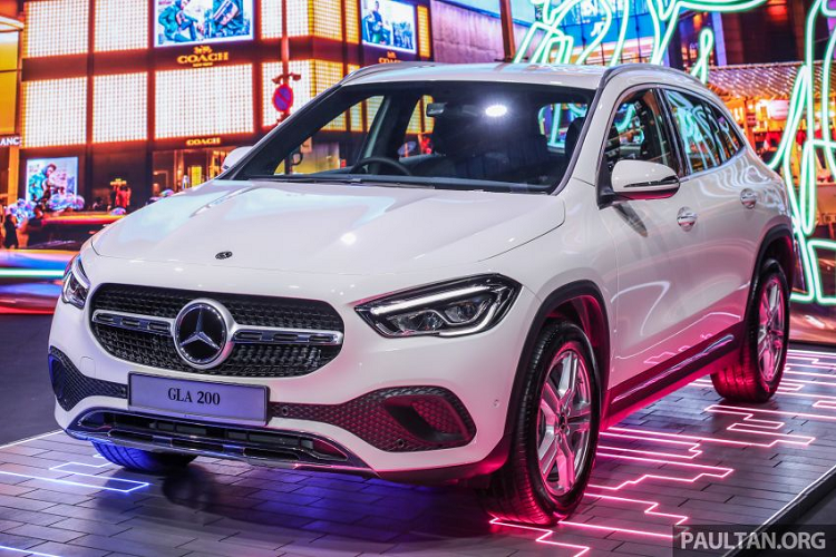 Tại thị trường Malaysia, Mercedes-Benz GLA 2021 mới được nhập khẩu nguyên chiếc từ Đức và được phân phối với 2 phiên bản gồm GLA 200 Progressive Line có giá từ 244.200 RM (tương đương 60.100 USD - khoảng 1,39 tỷ đồng) và GLA 250 AMG Line có giá từ 285.337 RM (tương đương 70.220 USD - khoảng 1,62 tỷ đồng)).