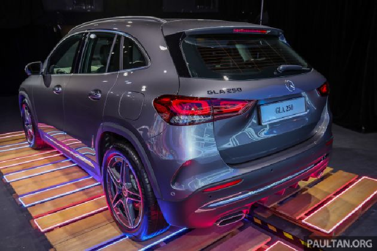 Nhà sản xuất ôtô Đức tự tin cho rằng Mercedes-Benz GLA thế hệ mới sẽ trở thành chiếc compact phổ biến nhất thị trường, chỉ sau A-Class. Phần đầu xe nổi bật với lưới tản nhiệt lớn hơn và đèn pha LED với thiết kế bắt mắt. Cả hai phiên bản dành cho thị trường Malaysia đều có thiết kế cản trước tương tự như với khe hút gió giả và cửa gió trung tâm bên dưới.