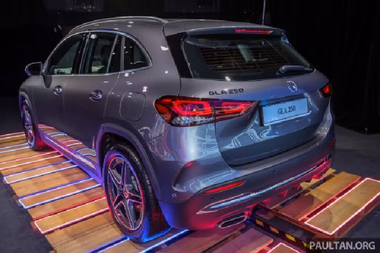 Nhà sản xuất ôtô Đức tự tin cho rằng Mercedes-Benz GLA thế hệ mới sẽ trở thành chiếc compact phổ biến nhất thị trường, chỉ sau A-Class. Phần đầu xe nổi bật với lưới tản nhiệt lớn hơn và đèn pha LED với thiết kế bắt mắt. Cả hai phiên bản dành cho thị trường Malaysia đều có thiết kế cản trước tương tự như với khe hút gió giả và cửa gió trung tâm bên dưới.