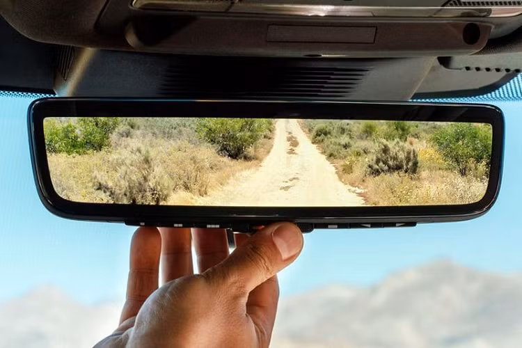 Discovery Sport 2020 còn đi kèm với công nghệ ‘ClearSight Ground View’. Hệ thống này sử dụng các camera để cung cấp tầm nhìn 180 độ về khu vực bên dưới chiếc xe, đúng như tên gọi của nó. Nhà sản xuất cho biết ClearSight Ground View sẽ giúp tài xế đương đầu tốt hơn với những dạng địa hình phức tạp hay phần lề đường nhô cao trong đô thị.