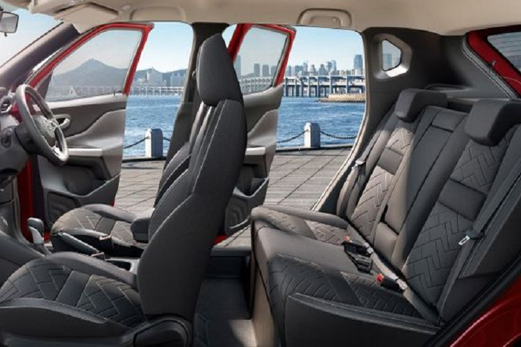 Xe được trang bị màn hình cảm ứng 8,0 inch cho phép truy cập công nghệ kết nối, camera 360 độ, điều khiển hành trình, hệ thống điều hòa tự động, cụm đồng hồ đo TFT 7 inch, kiểm soát hành trình, ghế bọc vải, vô lăng đa chức năng...