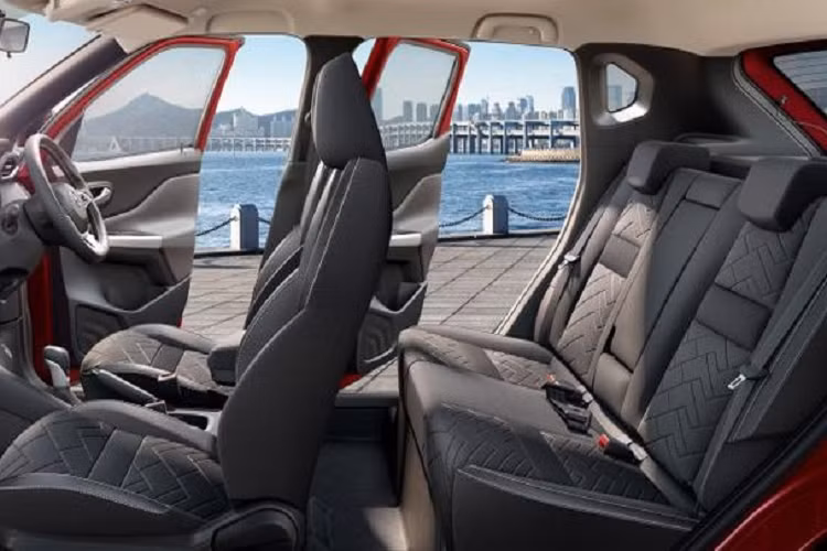 Xe được trang bị màn hình cảm ứng 8,0 inch cho phép truy cập công nghệ kết nối, camera 360 độ, điều khiển hành trình, hệ thống điều hòa tự động, cụm đồng hồ đo TFT 7 inch, kiểm soát hành trình, ghế bọc vải, vô lăng đa chức năng...