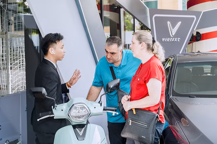 Tổng lãnh sự tại Tổng Lãnh Sự Quán Đức tại tp Hồ Chí Minh – Bà Josefine Wallat cũng có mặt tại gian hàng của VinFast.