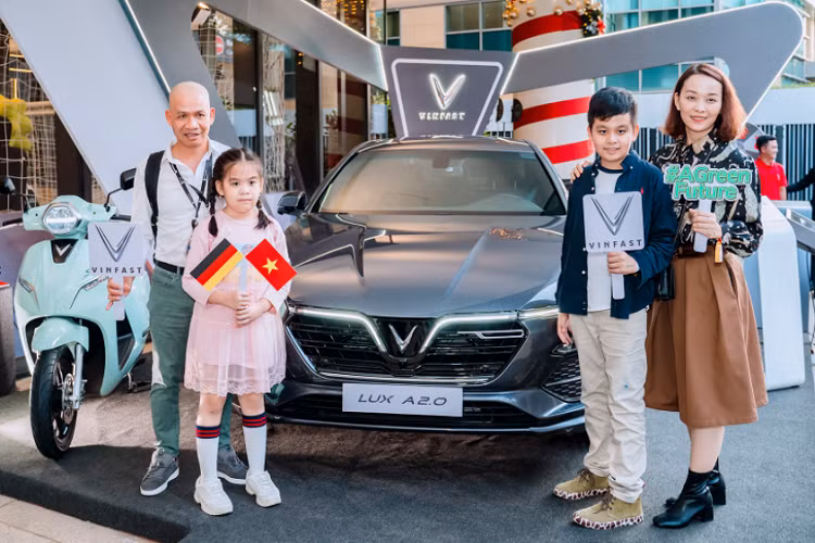 Trong hình là Phó Chủ tịch Ủy ban nhân dân Thành Phố Hồ Chí Minh – Ông Võ Văn Hoan và Ông Võ Quang Huệ - Đại diện VinFast.