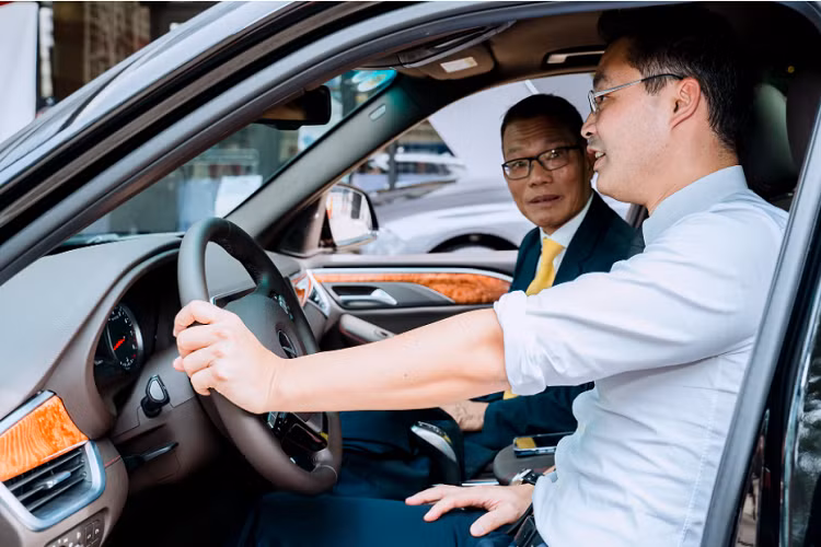 Ông Philipp Rösler sau đó được đại diện VinFast mời trải nghiệm chiếc SUV cao cấp hạng sang mới ra mắt của VinFast là President. Chiếc VinFast President 2021 mới được sản xuất giới hạn chỉ 500 chiếc, có giá bán niêm yết 4,6 tỷ đồng tại Việt Nam.