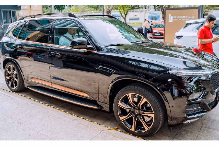 Không gian trưng bày của hãng xe VinFast với sự xuất hiện của chiếc Lux A2.0 và Klara cũng thu hút được nhiều sự quan tâm của các bạn trẻ đến chụp ảnh và check in.