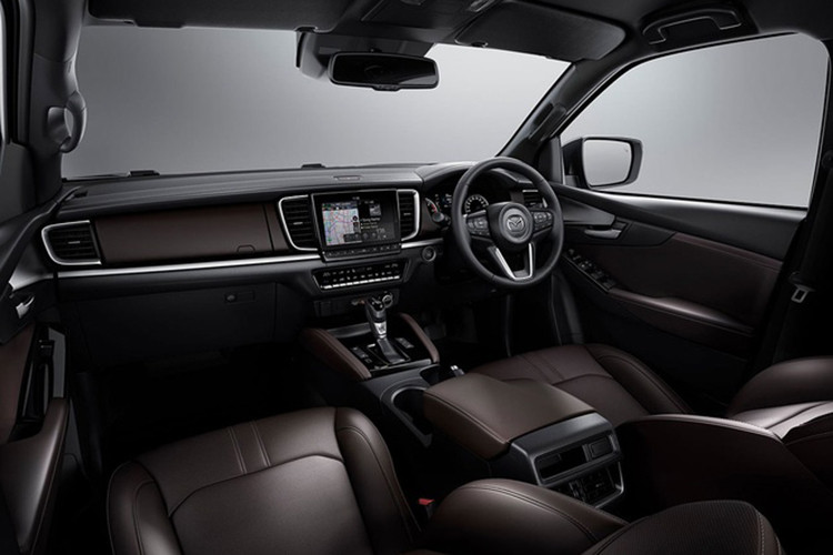 Mazda cung cấp một mức trang bị duy nhất cho cả hai mẫu cabin khung Xe được cung cấp khá nhiều công nghệ hỗ trợ lái tiêu chuẩn như Kiểm soát hành trình thích ứng (cho bản số tự động), Kiểm soát hành trình (đối với bản số sàn), màn hình cảm ứng thông tin giải trí 7.0 inch, Apple Carplay không dây và USB, Android Auto (USB), kết nối Bluetooth, radio kỹ thuật số DAB+ và camera lùi.