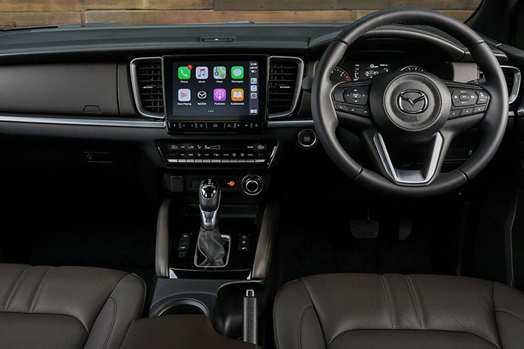 Về an toàn, các trang bị tiêu chuẩn bao gồm 8 túi khí, cảnh báo tài xế, phanh khẩn cấp tự động, màn hình giám sát điểm mù, hỗ trợ vượt khẩn cấp, đèn chiếu sáng tự động, hỗ trợ leo dốc, xuống dốc, cảnh báo chệch làn, ngăn chệch làn, hỗ trợ giữ làn (cho bản số tự động), cảnh báo giao thông phía sau...