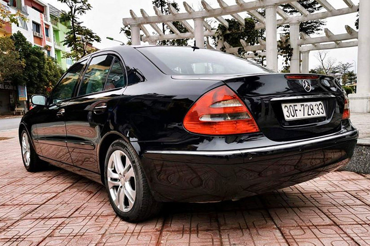 Tổng thể chiếc Mercedes-Benz E220 máy dầu trong bài viết này được nhấn mạnh sự sang trọng bằng các chi tiết thiết kế như “dàn chân” lắp bộ mâm xe hợp kim, các chi tiết trang trí viền crôm ngoại thất cho cản trước, cản sau và nẹp hông xe…