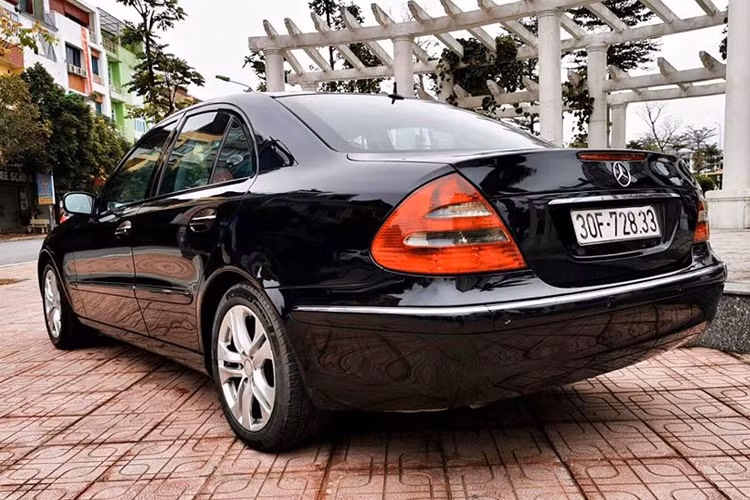 Tổng thể chiếc Mercedes-Benz E220 máy dầu trong bài viết này được nhấn mạnh sự sang trọng bằng các chi tiết thiết kế như “dàn chân” lắp bộ mâm xe hợp kim, các chi tiết trang trí viền crôm ngoại thất cho cản trước, cản sau và nẹp hông xe…