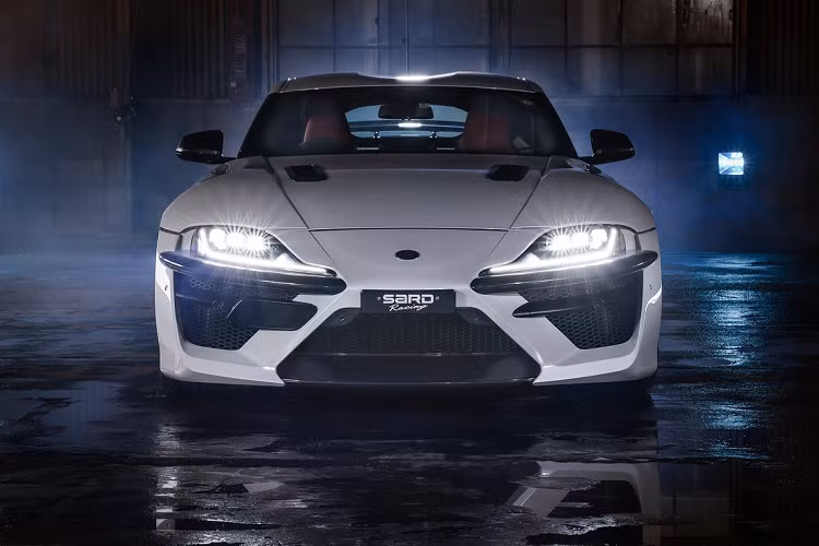 Thiết kế ngoại thất của bản độ Toyota GR Supra của SARD trông thể thao và hầm hố hơn nhờ bộ widebody được mở rộng thêm 80 mm so với phiên bản Supra tiêu chuẩn. Các hốc hút gió phía trước có kích thước được gia tăng đáng kể, cộng với khe gió trên nắp ca-pô và hông xe vừa giúp tăng tính khí động học, vừa tạo nét dữ tợn. Việc bổ sung dải carbon nhô ra là điểm nhấn đáng chú ý nhất ở góc nhìn từ phía trước.