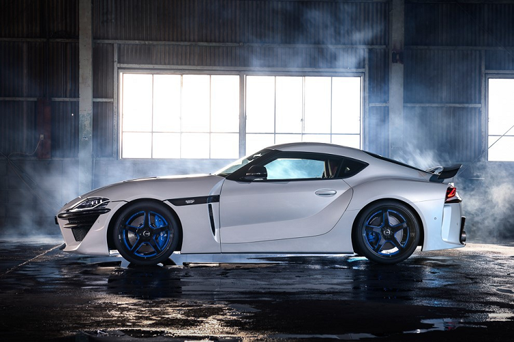 Bên cạnh đó, sự xuất hiện của cánh lướt gió được làm bằng sợi carbon cũng giúp Supra GR thể thao và năng động hơn. Chi tiết này cũng góp phần đáng kể nhằm cải thiện tính khí động học. Khi xe chạy ở vận tốc cao, cánh gió giúp tạo lực ép xuống mặt đường, từ đó gia tăng độ bám cũng như độ an toàn.