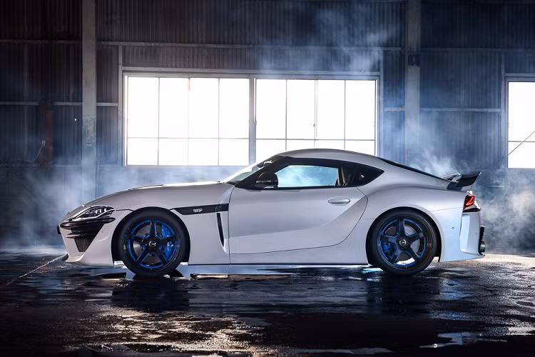 Bên cạnh đó, sự xuất hiện của cánh lướt gió được làm bằng sợi carbon cũng giúp Supra GR thể thao và năng động hơn. Chi tiết này cũng góp phần đáng kể nhằm cải thiện tính khí động học. Khi xe chạy ở vận tốc cao, cánh gió giúp tạo lực ép xuống mặt đường, từ đó gia tăng độ bám cũng như độ an toàn.