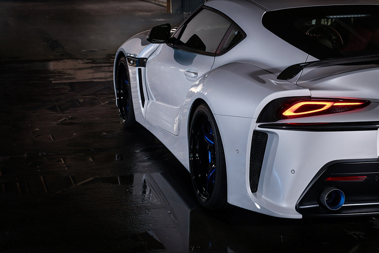 Kìm hãm sức mạnh của chiếc xe và giúp mọi thứ luôn nằm trong tầm kiểm soát là hệ thống treo có thể điều chỉnh độ cao, thanh chống lật cứng hơn, khung gầm được gia cố lại và nâng cấp phanh Alcon với kẹp phanh trước 6 piston. Bộ mâm trang bị trên xe cũng là mâm mới kích thước lên đến 20 inch, với các chi tiết được sơn màu xanh bắt mắt.