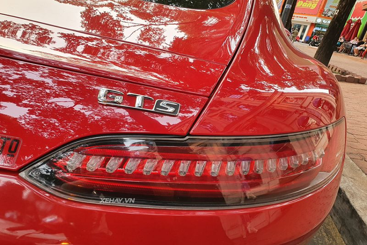 Giá xe Mercedes-AMG GTS được phân phối chính hãng vào năm 2016 với mức 9,15 tỷ đồng. Được biết, đại gia siêu xe Cường Đô la cũng từng sử dụng chiếc xe này vào thời điểm năm 2017.