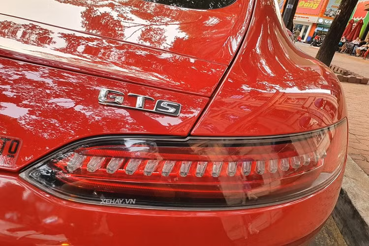 Giá xe Mercedes-AMG GTS được phân phối chính hãng vào năm 2016 với mức 9,15 tỷ đồng. Được biết, đại gia siêu xe Cường Đô la cũng từng sử dụng chiếc xe này vào thời điểm năm 2017.